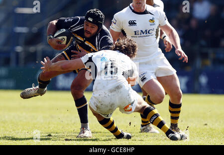 Rugby Union - Guinness Premiership - Worcester Warriors gegen London Wasps - Sixways. Worcester's Sam Tuitupou läuft während des Guinness Premiership-Spiels im Sixways Stadium, Worcester, gegen die Wasps Ben Jacobs. Stockfoto