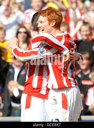 Fußball - Barclays Premier League - Stoke City / Bolton Wanderers - Britannia Stadium. David Kitson von Stoke City (rechts) feiert das erste Tor seiner Seite mit Teamkollege Rory Delap (links) Stockfoto