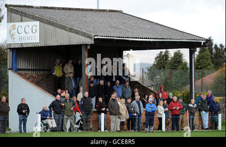 Fans beobachten das Spiel der Scottish Hydro National League 3 in den Bearyards, Bishopbriggs. Stockfoto