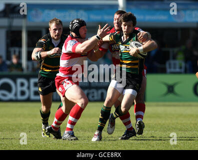 Rugby Union - Guinness Premiership - Northampton Saints / Gloucester Rugby - Franklin's Gardens. Ben Foden von Northampton Saints bricht während des Guinness Premiership-Spiels in Franklin's Gardens, Northampton, durch die Verteidigung von Gloucester. Stockfoto