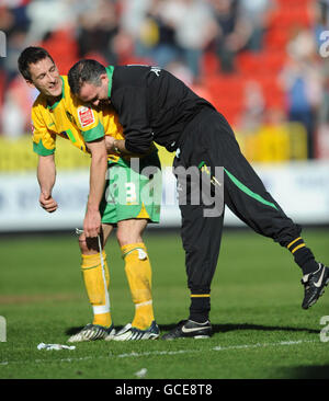 Norwich City-Manager Paul Lambert feiert Promotion mit Adam Drury während des Coca-Cola League One Spiels im Valley, London. Stockfoto