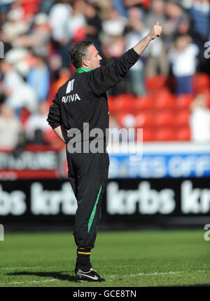 Norwich City-Manager Paul Lambert feiert Beförderung während der Coca-Cola League One Match im Valley, London. Stockfoto