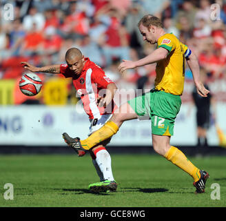 Fußball - Coca-Cola Football League One - Charlton Athletic gegen Norwich City - The Valley. Charlton Athletic's Deon Burton und Gary Doherty von Norwich City während des Coca-Cola League One Spiels im Londoner Valley. Stockfoto