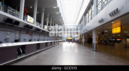 Vulkanische Asche verursacht Reiseunterbrechungen. Leere Check-in-Schalter am Flughafen Glasgow, da das Chaos, das durch einen Vulkanausbruch in Island verursacht wurde, andauert. Stockfoto