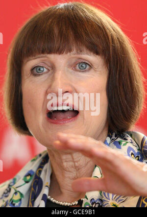 Olympia-Ministerin Tessa Jowell spricht beim Start von Labours Londoner Parlamentswahlen in der Anwaltskanzlei Clifford Chance in Canary Wharf im Osten Londons. Stockfoto