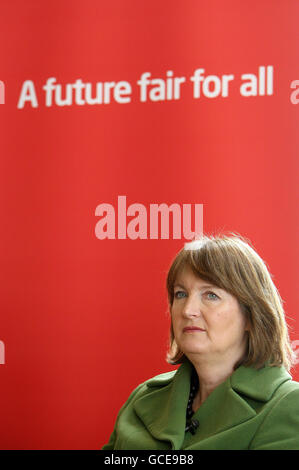 Die stellvertretende Labour-Vorsitzende Harriet Harman spricht beim Start von Labours Parlamentswahlkampf in London bei der Anwaltskanzlei Clifford Chance in Canary Wharf im Osten Londons. Stockfoto