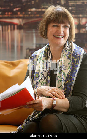 Olympia-Ministerin Tessa Jowell spricht beim Start von Labours Londoner Parlamentswahlen in der Anwaltskanzlei Clifford Chance in Canary Wharf im Osten Londons. Stockfoto