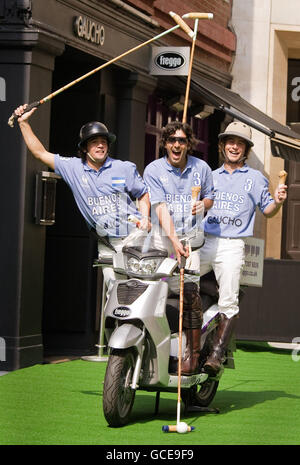 (Von links) die argentinischen Polo-Spieler Lucas Talamoni, Oscar Mancini und Nico Talamoni, Wer wird das Gaucho Team Buenos Aires vor Cavas de Gaucho in der Swallow Street, London, vertreten, um den Start einer Schatzsuche zu ermöglichen, die den Countdown zum diesjährigen MINT Polo in the Park Event vom 4. Bis 6. Juni im Hurlingham Park im Zentrum Londons markiert. Stockfoto