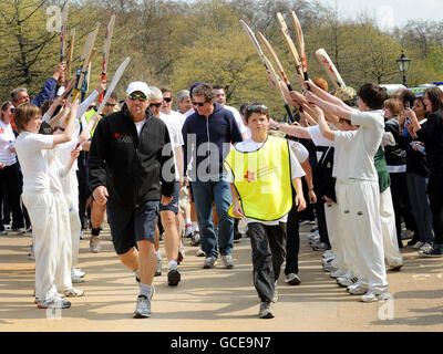 Sir Ian Botham im Hyde Park, London, nachdem er die letzte Etappe seines 10-tägigen landesweiten Forget-Me-Not Walk in Aid of Leukemia Research absolviert hatte, wo er seinen Enkel James, 12, und den Schauspieler Hugh Grant (hinten Mitte) unter einem Ehrenbogen von verletzten Schülern der Emmanuel School in Battersea begleitet wurde. Stockfoto