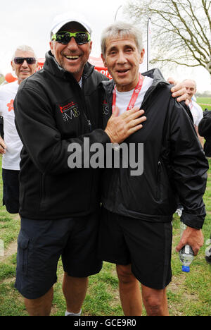 Sir Ian Botham im Hyde Park, London, nachdem er die letzte Etappe seines 10-tägigen landesweiten Forget-Me-Not Walk in Aid of Leukämie Research absolviert hatte, wo er von Sir Stuart Rose, Executive Chairman von Marks and Spencers, begleitet wurde, um 25 Jahre Bothams Kampagne für die Wohltätigkeitsorganisation zu markieren. Stockfoto