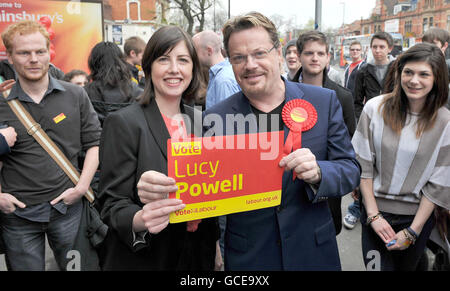 Eddie Izzard trifft Studenten in Fallowfield, Manchester, mit Lucy Powell (links), Labours Manchester Withington-Kandidatin aus Manchester, während sie sich im Prozess für den allgemeinen Wahlkampf befindet. Stockfoto