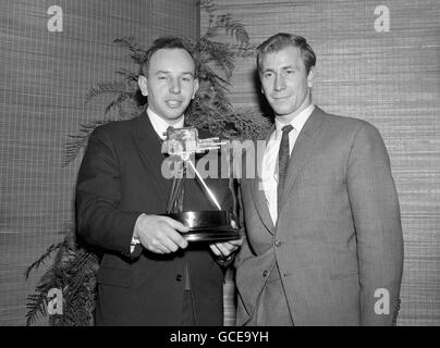 Der Motorradfahrer John Surtees, der mit dem BBC Sports Personality of the Year Award ausgezeichnet wurde, wird von Bobby Charlton, rechts, dem zweiten Platz im Wettbewerb, gratuliert. Stockfoto