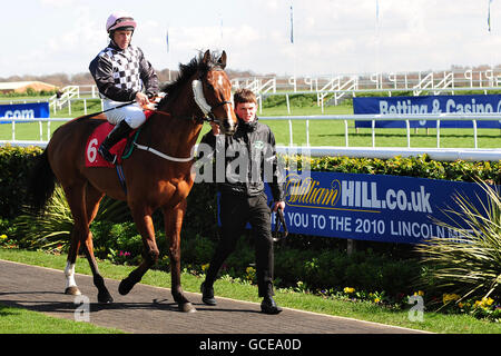 Pferderennen - Doncaster Shield Day - Doncaster Racecourse. Nisaal von Simon Walker im Paradering vor dem Start des AJA Gentlemen Amateur Riders' Handicap gefahren Stockfoto