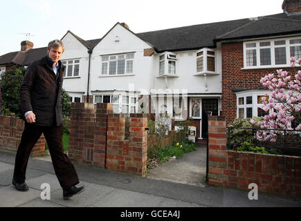 Der konservative Parlamentskandidat Zac Goldsmith ist vor den Parlamentswahlen am 6. Mai in Tudor bei Kingston upon Thames im Südwesten Londons im Wahlkampf. Stockfoto