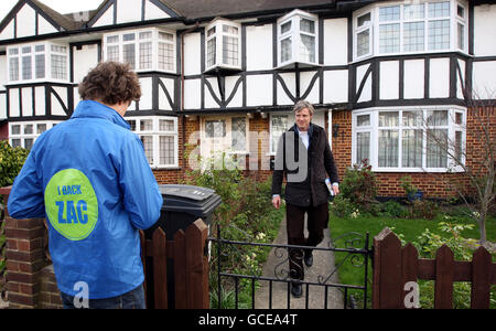 Der konservative Parlamentskandidat Zac Goldsmith ist vor den Parlamentswahlen am 6. Mai in Tudor bei Kingston upon Thames im Südwesten Londons im Wahlkampf. Stockfoto