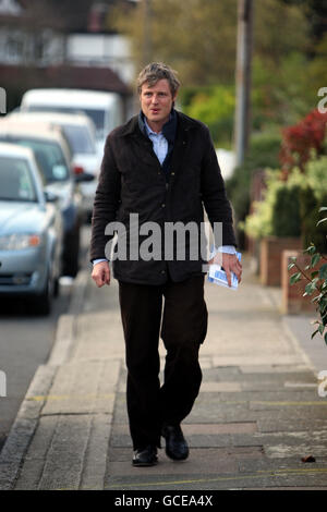 Der konservative Parlamentskandidat Zac Goldsmith ist vor den Parlamentswahlen am 6. Mai in Tudor bei Kingston upon Thames im Südwesten Londons im Wahlkampf. Stockfoto