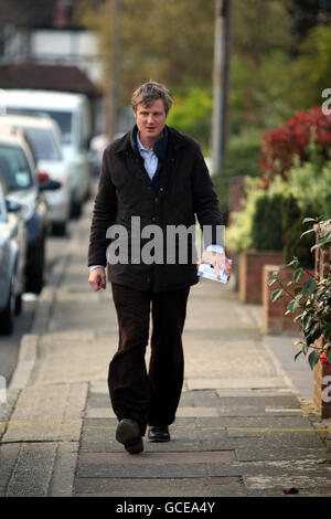 Der konservative Parlamentskandidat Zac Goldsmith ist vor den Parlamentswahlen am 6. Mai in Tudor bei Kingston upon Thames im Südwesten Londons im Wahlkampf. Stockfoto