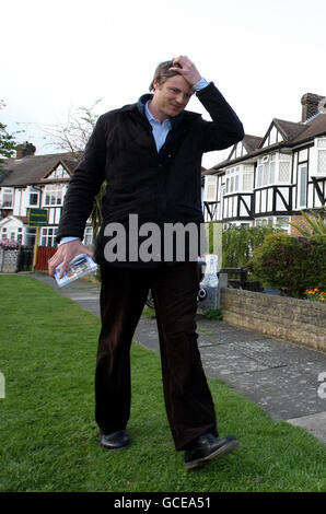 Der konservative Parlamentskandidat Zac Goldsmith ist vor den Parlamentswahlen am 6. Mai in Tudor bei Kingston upon Thames im Südwesten Londons im Wahlkampf. Stockfoto