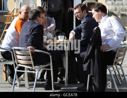 Andy Coulson (zweiter rechts), Direktor für Kommunikation und Planung der Konservativen Partei, mit Schattenkanzler George Osborne (rechts) in einem Open-Air-Café in Bristol vor der Debatte über die Wahlen im Premierministerrat. Stockfoto