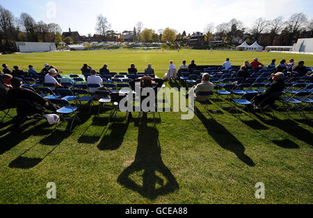 Cricket - Liverpool Victoria County Championship - Division Two - Tag Two - Surrey V Worcestershire - Whitgift School. Eine allgemeine Ansicht der Zuschauer, die während des LV County Championship-Spiels in der Whitgift School in South Croydon, London, zuschauen. Stockfoto