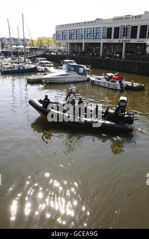 Polizeibeamte wachen von einem Boot gegenüber den Studios, in denen Sky Television die zweite Fernsehdebatte in Bristol Filmen wird, die alle Teil des Wahlkampfs vor dem Wahltag am 6. Mai ist. Stockfoto