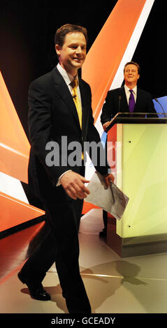 Lib dem-Chef Nick Clegg nimmt an der zweiten Live-Wahldebatte der führenden Politiker Teil, die von Sky TV News in einem Studio in Bristol veranstaltet wird. Stockfoto