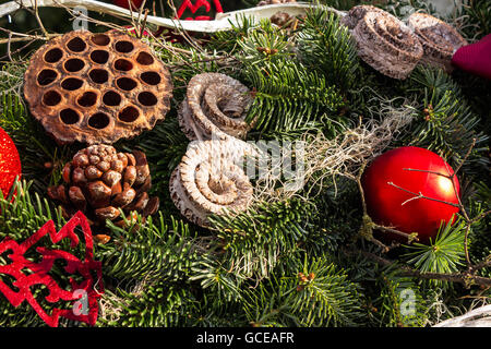 Weihnachten Hintergrund mit Spielzeug, Kuchen und Tannenzapfen auf Tanne Äste mit geringer Tiefe des Feldes Stockfoto