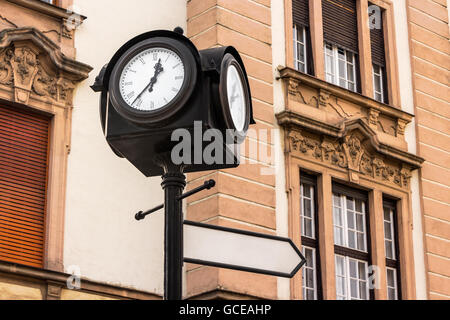 Eisen-Stadt-Uhr auf eine Spalte mit Index unterzeichnen auf alte europäische Architektur-Hintergrund Stockfoto