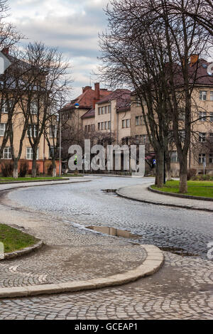 Pflasterung schlängelt sich durch die Altstadt in der Nähe des Parks in den frühen Morgenstunden Stockfoto