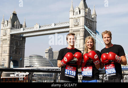 Dave Clark (links) mit Richard Bransons Tochter Holly und Sohn Sam Branson während der Fotozelle im Tower Hotel, London. Stockfoto