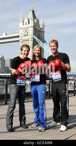 Dave Clark (links) mit Richard Bransons Tochter Holly und Sohn Sam Branson während der Fotozelle im Tower Hotel, London. Stockfoto