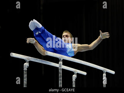 Rumäniens Flavius Koczi in Aktion auf den parallelen Balken während Qualifying für den Senior Mens Wettbewerb Stockfoto