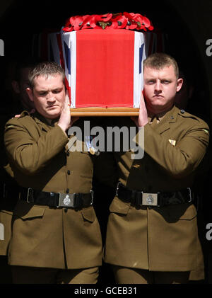 Die Palettierer tragen den Sarg von Rifleman Daniel Holkham, 19, des 3. Bataillons die Gewehre werden von All Saints Church, in Eastchurch, Kent, ausgeführt. Stockfoto