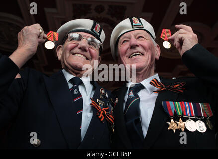 William Bannerman aus Glasgow und Jock Dempster (rechts) aus Dunbar, Veteranen des russischen arktischen Konvois aus dem Zweiten Weltkrieg, mit ihren Gedenkmedaillen, nachdem sie von der Russischen Föderation geehrt wurden. Stockfoto