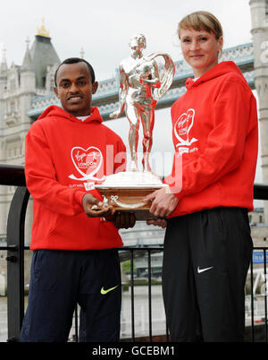 Männer- und Frauenmarathon 2010 beim Virgin London Marathon gewann die Äthiopierin Tsegaye Kebede und die Russin Liliya Shobukhova (rechts) während der Fotozelle im Tower Hotel, London. Stockfoto