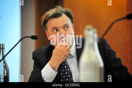 Schulsekretär Ed Balls spricht auf der Konferenz DER Schulmitarbeiter VON UNISON im King's Fund am Cavendish Square in London. Stockfoto