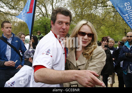 Major Phil Packer (links), der im irakischen Basra eine Rückenmarksverletzung erlitt, nachdem er den Virgin London Marathon 2010 mit einem Unterstützer in der Mall, London, absolviert hatte. Stockfoto