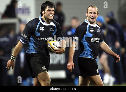 Rugby Union - Magners League - Glasgow Warriors / Leinster - Firhill Arena. Rob Dewey (links) und Hefin O'Hare von Glasgow Warriors lächeln während des Spiels der Magners League in der Firhill Arena, Glasgow. Stockfoto