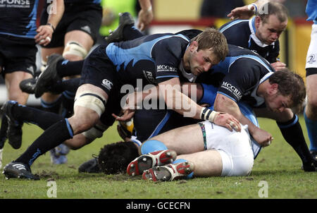 Rugby Union - Magners League - Glasgow Warriors / Leinster - Firhill Arena. John Barclay und Fergus Thomson (rechts) der Glasgow Warriors halten einen Leinster-Angriff während des Spiels der Magners League in der Firhill Arena, Glasgow, aus. Stockfoto