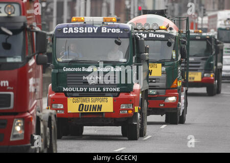 LKW-Fahrer aus ganz Irland protestieren im Stadtzentrum von Dublin wegen finanzieller Turbulenzen bei Quinn Insurance. Stockfoto