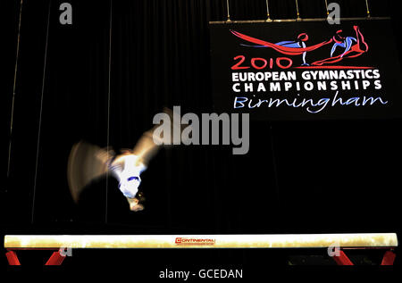 Gymnastik - Europameisterschaften der Frauen 2010 - erster Tag - Nationale Hallenarena. Die ukrainische Rayisa Shapovalova tritt während der Europameisterschaft im NIA, Birmingham, am Balken an. Stockfoto