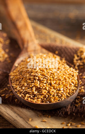 Rohe organische goldenen Leinsamen in einem Löffel Stockfoto
