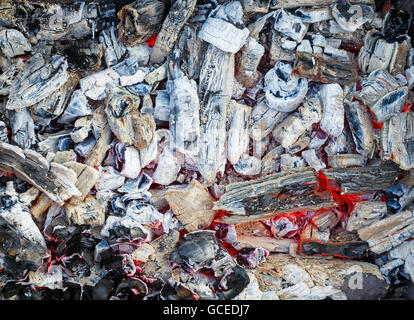 Glut Textur Nahaufnahme. Kohlen in der Feuerschale. Glut und Asche nach Brand. Stockfoto