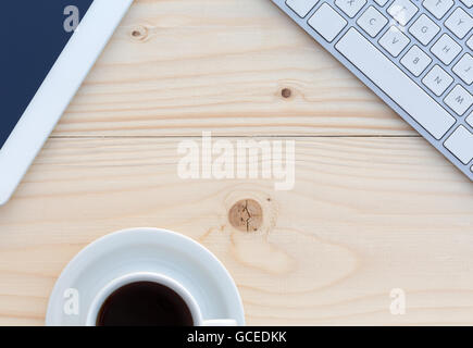 Draufsicht der Holztisch mit abgeschnittenen Elektronik und Kaffeetasse Stockfoto