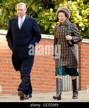 Der Herzog von York und die Prinzessin Royal kommen zum Osterdienst Mattins in St. George's Chapel, Windsor Castle, Windsor, Berkshire. Stockfoto