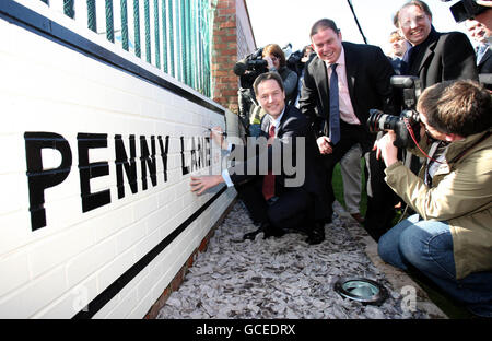 Liberaldemokrat-Parteiführer Nick Clegg, mit dem LibDems PPC für Liverpool Wavertree, Colin Eldridge bei einem Besuch des Penny Lane Development Trust in Liverpool. Stockfoto