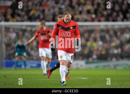 Wayne Rooney von Manchester United läuft schmerzhaft auf dem Spielfeld Stockfoto