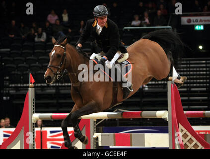 Guy Williams auf Torinto van de Middlestede auf dem dritten Platz nach dem ersten Lauf heute Abend während der British Open Show Jumping Championships im NEC, Birmingham. Stockfoto