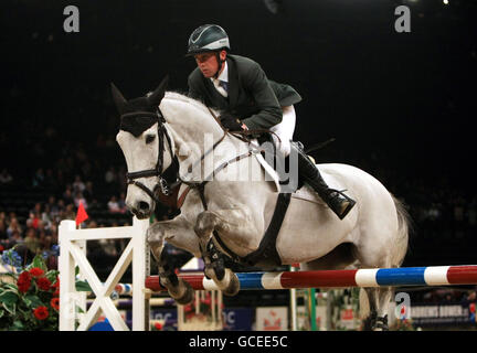 Irlands Shane Breen auf Mullaghdrin Gold Rain tritt heute Abend beim ersten Lauf der British Open Show Jumping Championships im NEC, Birmingham, an. Stockfoto