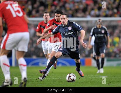 Rafael Da Silva von Manchester United (links) schimpfte den FC Bayern München Ribery (rechts), der dem Spieler eine zweite gelbe Karte einbringt Und ein Abschicken Stockfoto